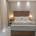 Agora Luxury Boutique לוטראקי