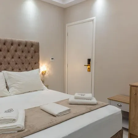 Agora Luxury Boutique לוטראקי