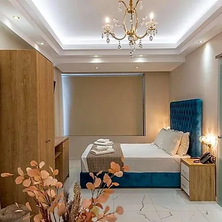 Agora Luxury Boutique לוטראקי
