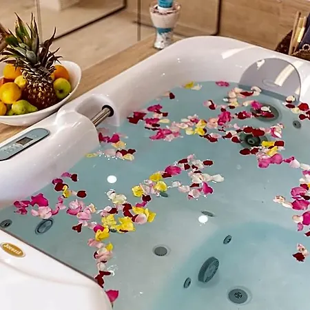 מלון Agora Luxury Boutique 3*