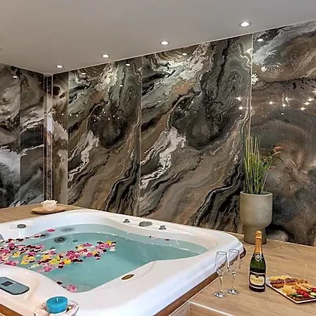 Agora Luxury Boutique מלון 3*