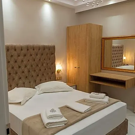 Agora Luxury Boutique לוטראקי
