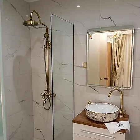 Agora Luxury Boutique מלון 3*