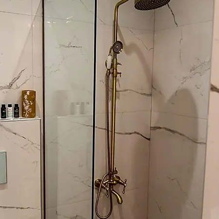 Agora Luxury Boutique לוטראקי